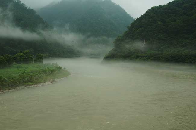増水の阿賀野川 